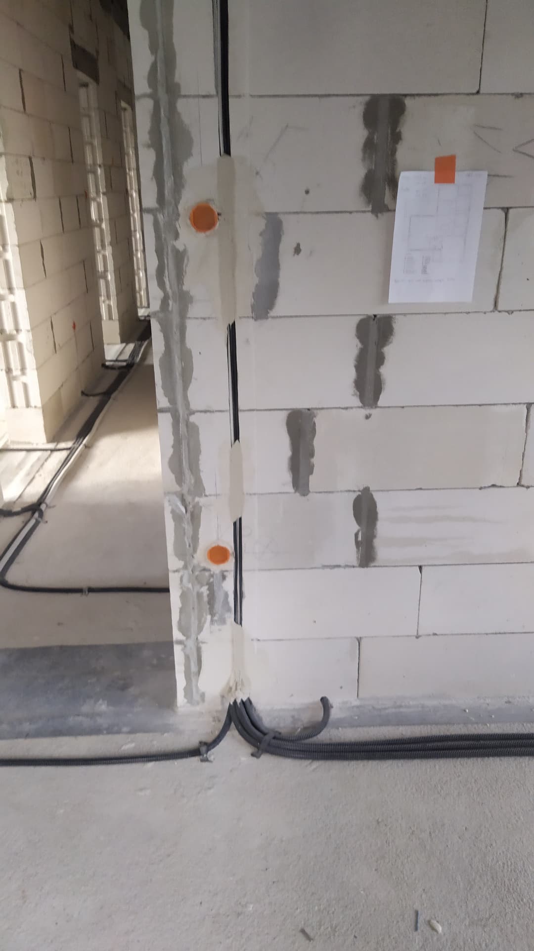 Korytarz z peszlami i planem instalacji na podłodze